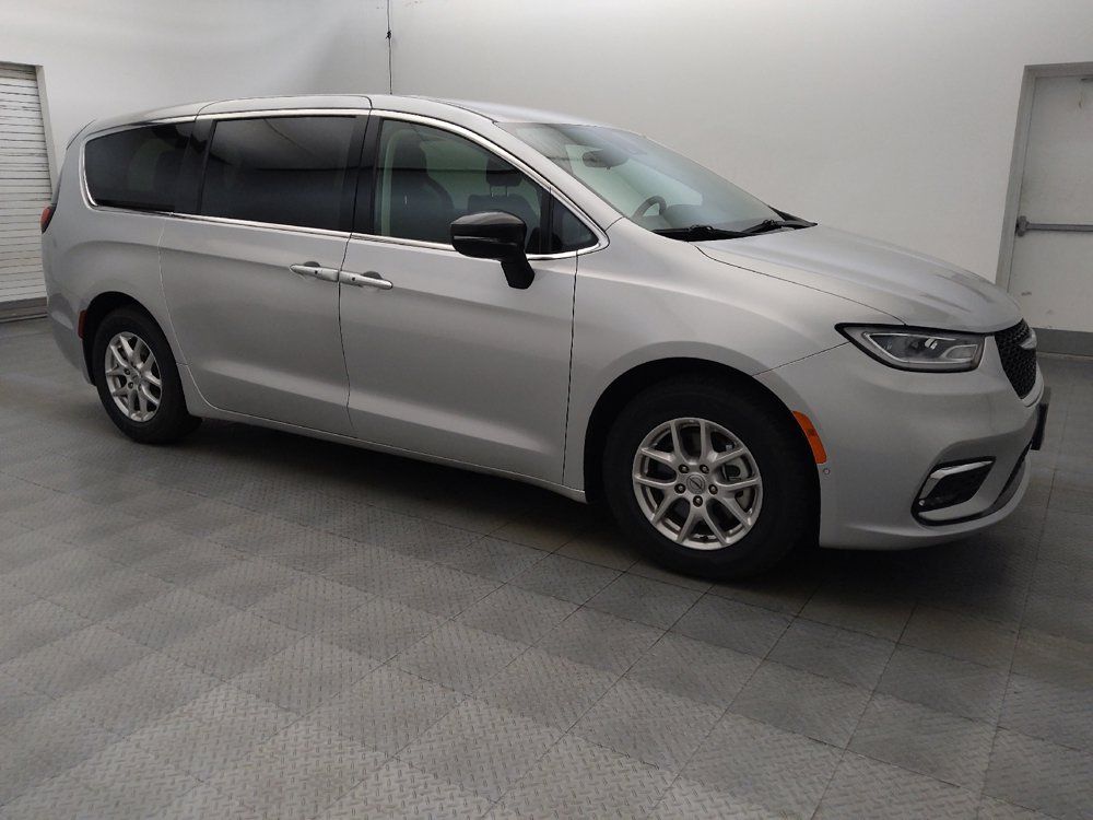 Used 2024 Chrysler Pacifica Touring-L FWD image 11