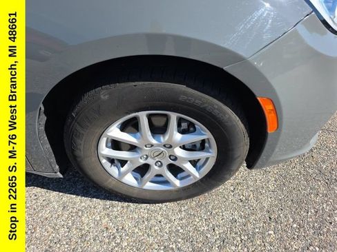 Used 2023 Chrysler Pacifica Touring-L FWD image 8