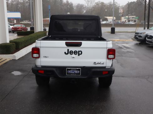 Used 2025 Jeep Gladiator Sport image 9