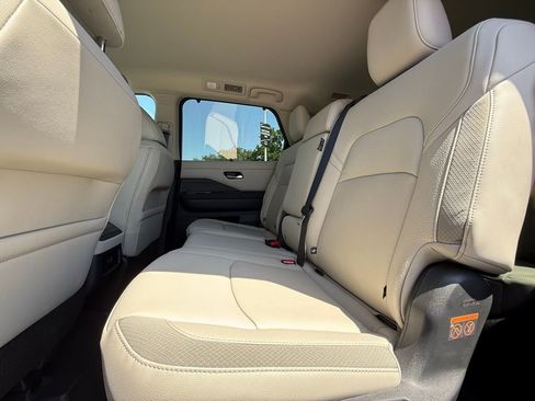 Used 2024 Nissan Pathfinder SL FWD image 32