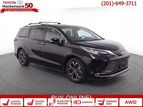 Used 2025 Toyota Sienna Platinum image 1