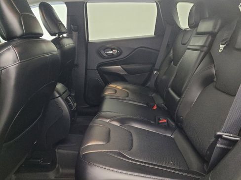 Used 2019 Jeep Cherokee Limited image 18