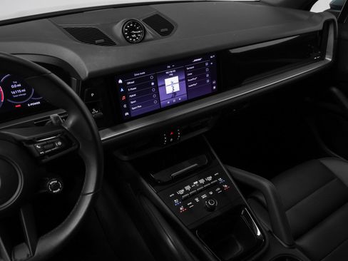 Certified 2024 Porsche Cayenne AWD/4WD image 36