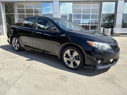 Used 2014 Toyota Camry SE FWD image 2