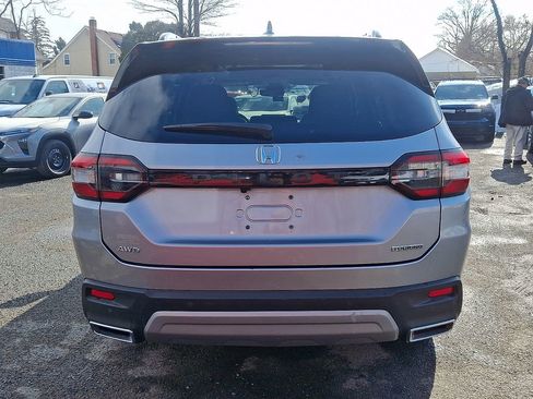 Used 2025 Honda Pilot Touring image 7