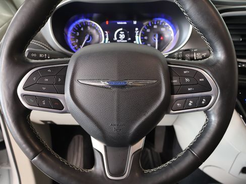 Used 2021 Chrysler Pacifica Touring-L w/ Uconnect Theater Family Group FWD image 3