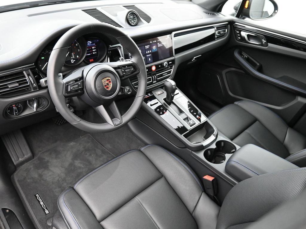 Certified 2025 Porsche Macan AWD/4WD image 4