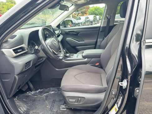 Used 2025 Toyota Highlander LE FWD image 27