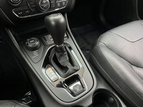 Used 2019 Jeep Cherokee Limited image 29