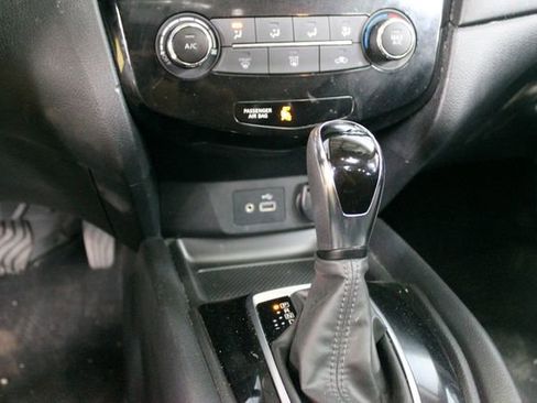 Used 2018 Nissan Rogue SV AWD/4WD image 18