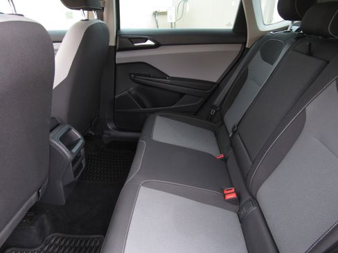 Used 2022 Volkswagen Taos S image 13