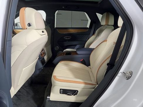 Used 2023 Bentley Bentayga Plug-In Hybrid AWD/4WD image 11