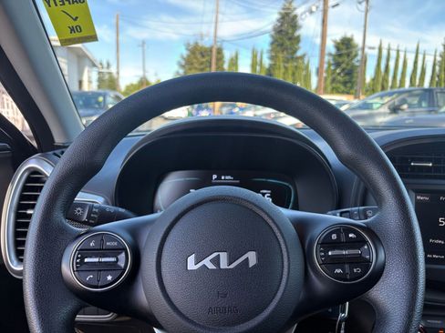 Used 2025 Kia Soul LX w/ LX Technology Package FWD image 25