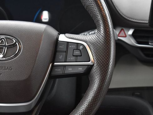 Used 2021 Toyota Sienna Platinum image 16