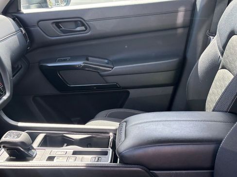 Used 2024 Nissan Pathfinder SV image 9