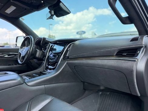 Used 2020 Cadillac Escalade Platinum AWD/4WD image 16