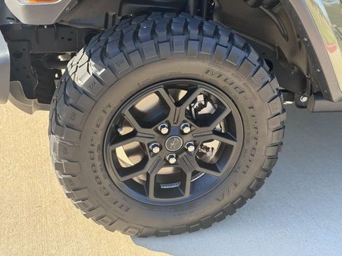 Used 2025 Jeep Gladiator Sport image 9