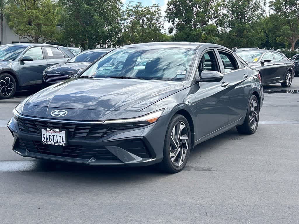 Used 2025 Hyundai Elantra Limited FWD image 3