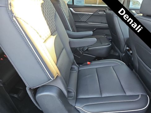 Used 2024 GMC Acadia Denali image 17