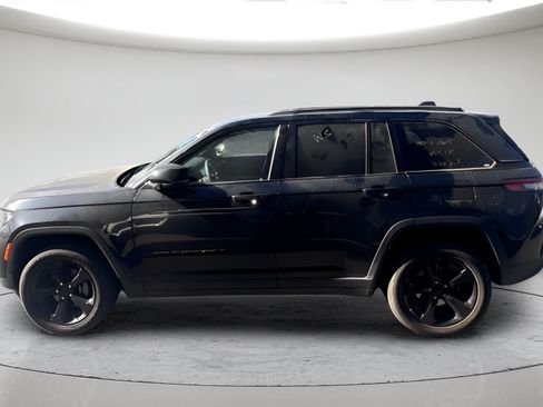 Used 2023 Jeep Grand Cherokee Altitude AWD/4WD image 6