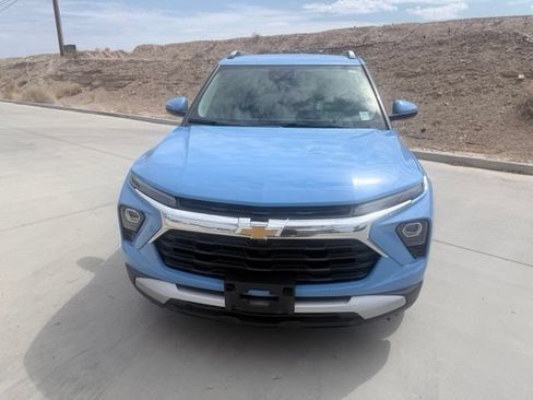 Used 2024 Chevrolet TrailBlazer LT w/ LT Cold Weather Package FWD image 2