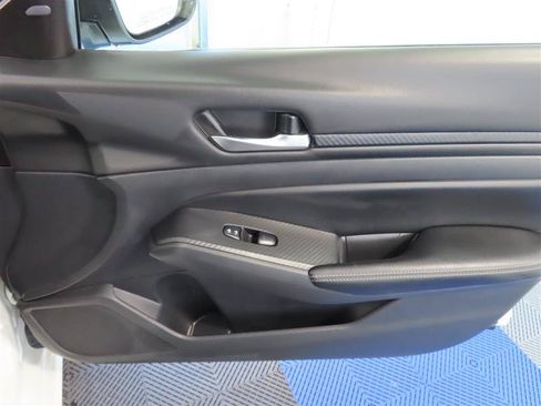 Used 2025 Nissan Altima 2.5 SV FWD image 33