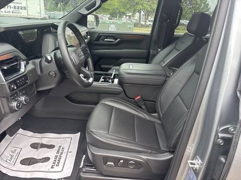 Used 2025 GMC Yukon XL Denali AWD/4WD image 17