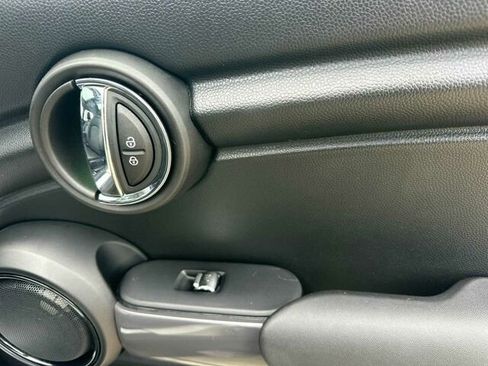 Used 2019 MINI Cooper 4-Door Hardtop w/ Premium Package image 19