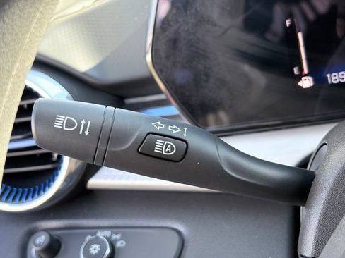 Used 2025 Chevrolet Trax LT FWD image 16