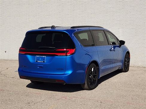 New 2026 Chrysler Pacifica Limited image 4