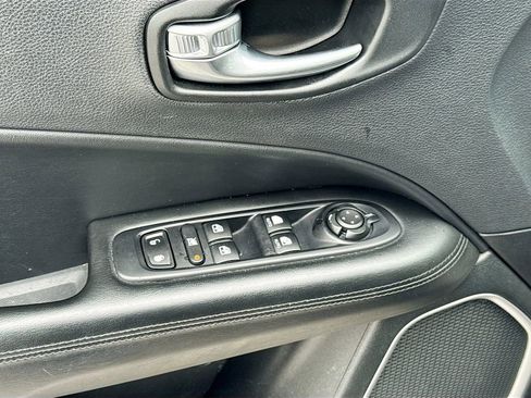 Used 2018 Jeep Compass Latitude AWD/4WD image 17