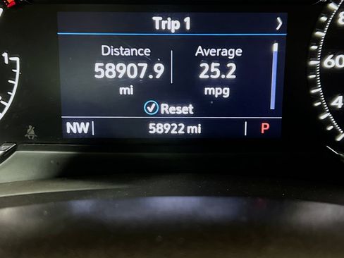 Used 2022 Cadillac XT4 Sport w/ Safety Alert Package FWD image 8