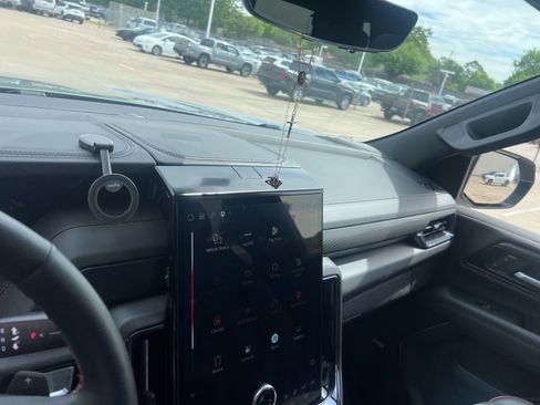 Used 2025 GMC Yukon AT4 w/ AT4 Premium Package image 2