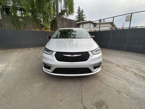 Used 2024 Chrysler Pacifica Touring-L FWD image 9