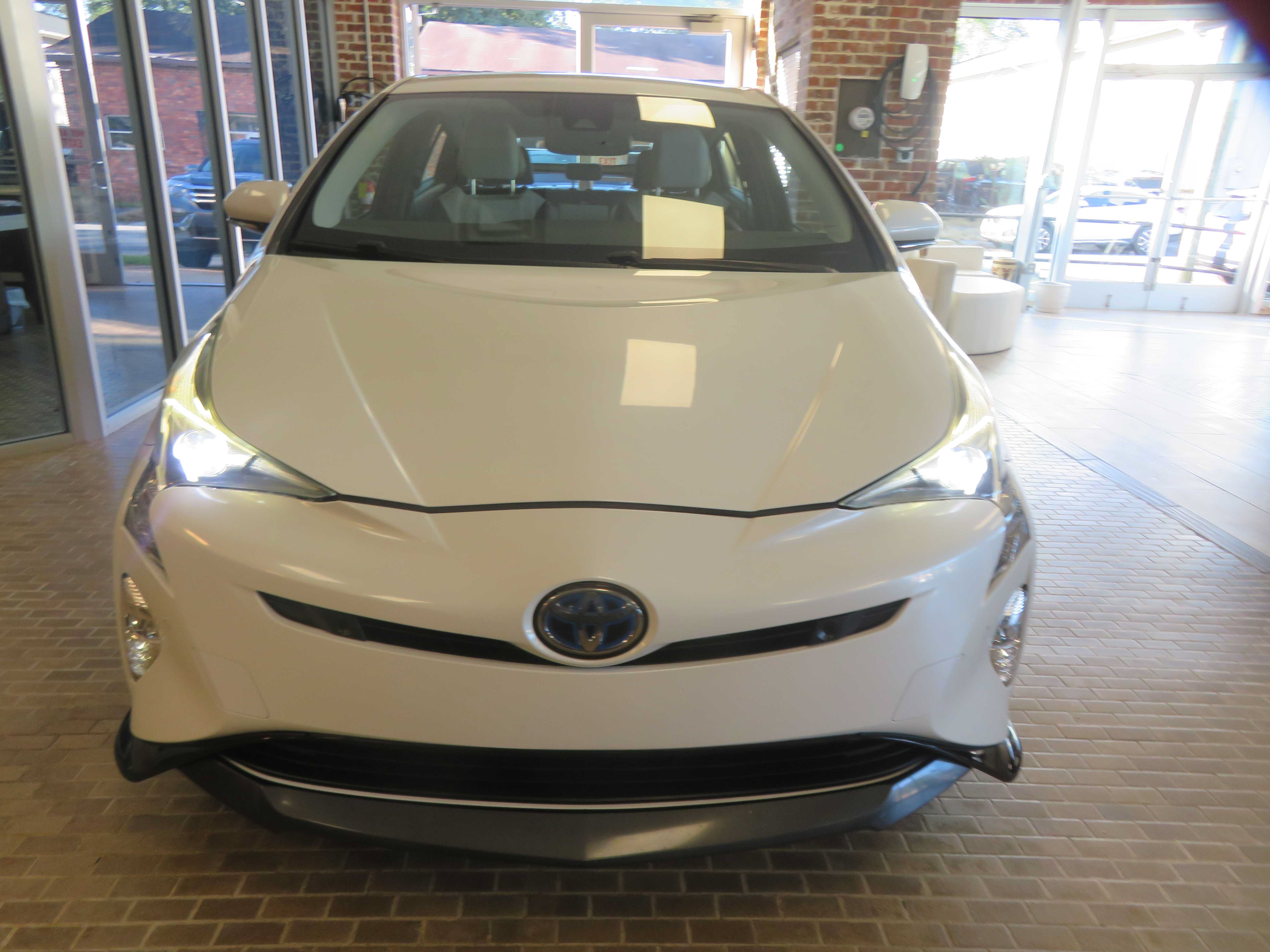 Used 2017 Toyota Prius Four Touring w/ Appearance Package FWD image 2