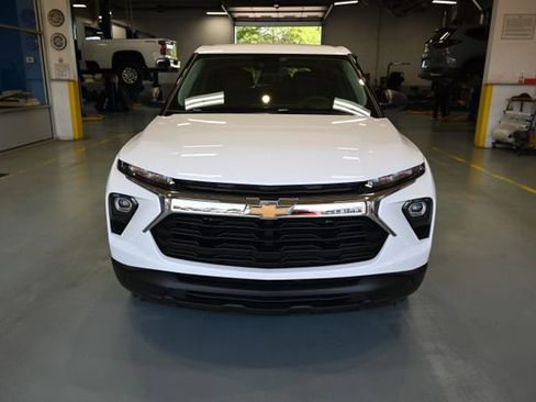 Used 2024 Chevrolet TrailBlazer LS w/ LS Convenience Package FWD image 2
