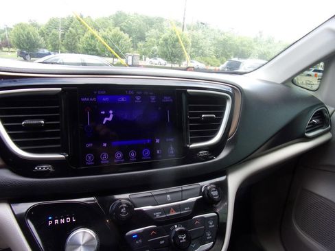 Used 2017 Chrysler Pacifica Touring image 24