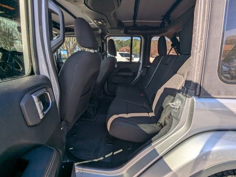Used 2018 Jeep Wrangler Unlimited Sahara image 11