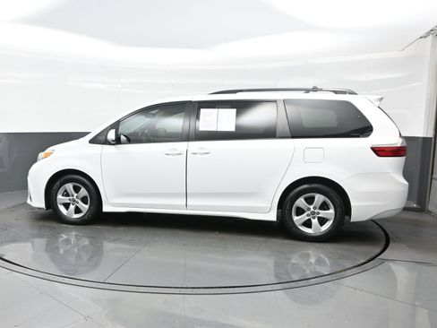 Used 2020 Toyota Sienna LE image 3