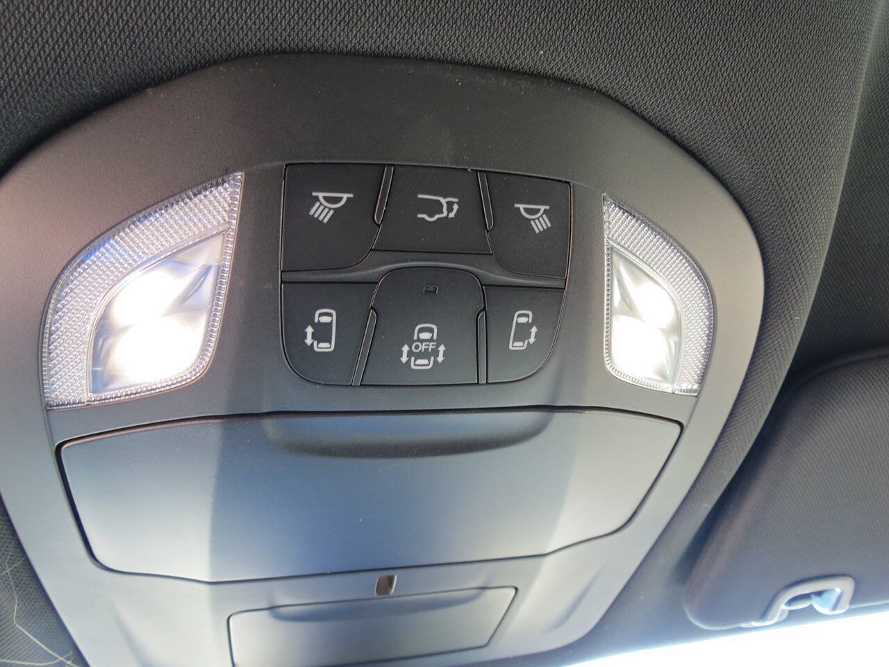 Used 2027 Chrysler Pacifica Select FWD image 13