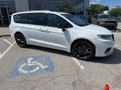 New 2025 Chrysler Pacifica Limited w/ Uconnect Theater Family Group image 36