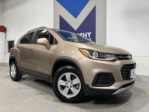 Used 2018 Chevrolet Trax LT w/ Sun & Sound Package AWD/4WD image 2