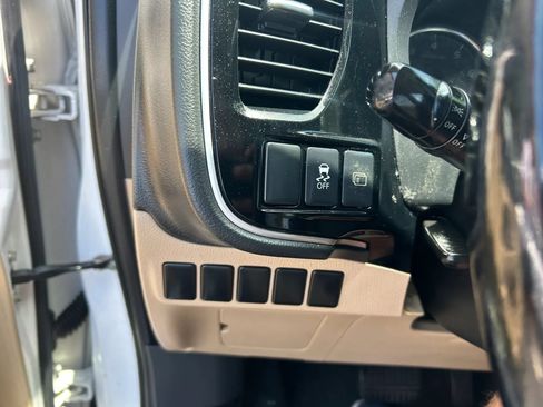 Used 2014 Mitsubishi Outlander SE AWD/4WD image 14
