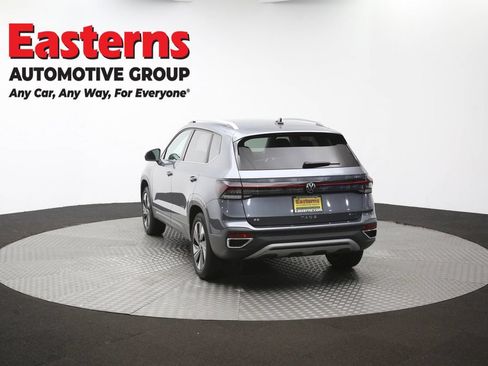 Used 2025 Volkswagen Taos SE AWD/4WD image 64
