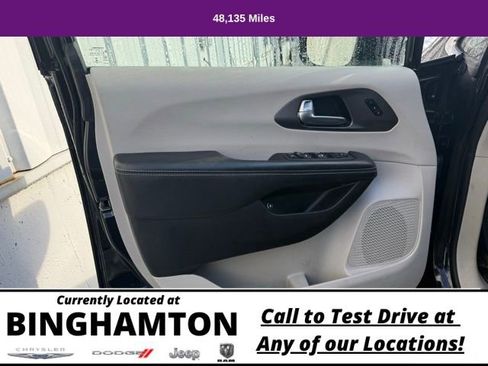 Used 2023 Chrysler Pacifica Touring-L image 9