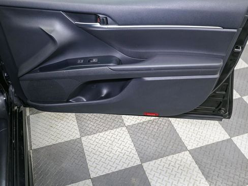 Used 2020 Toyota Camry SE image 19