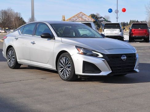 Used 2024 Nissan Altima 2.5 SV image 1