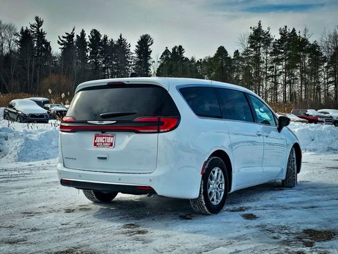 New 2026 Chrysler Pacifica Select image 3