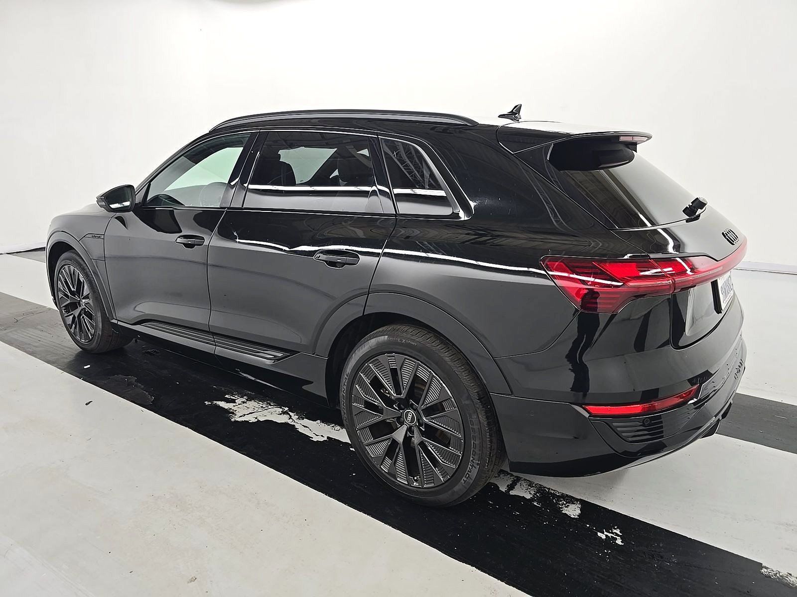 Used 2024 Audi Q8 e-tron Prestige w/ Prestige Package AWD/4WD image 4
