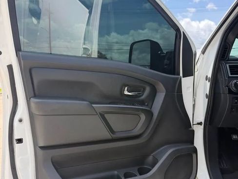 Used 2018 Nissan Titan SV w/ SV Convenience Package AWD/4WD image 11
